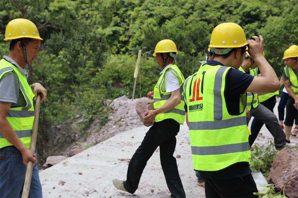 福建晉恒建設(shè)工程有限公司前往錢園橋大隊(duì)塹上村搶險(xiǎn)救災(zāi)