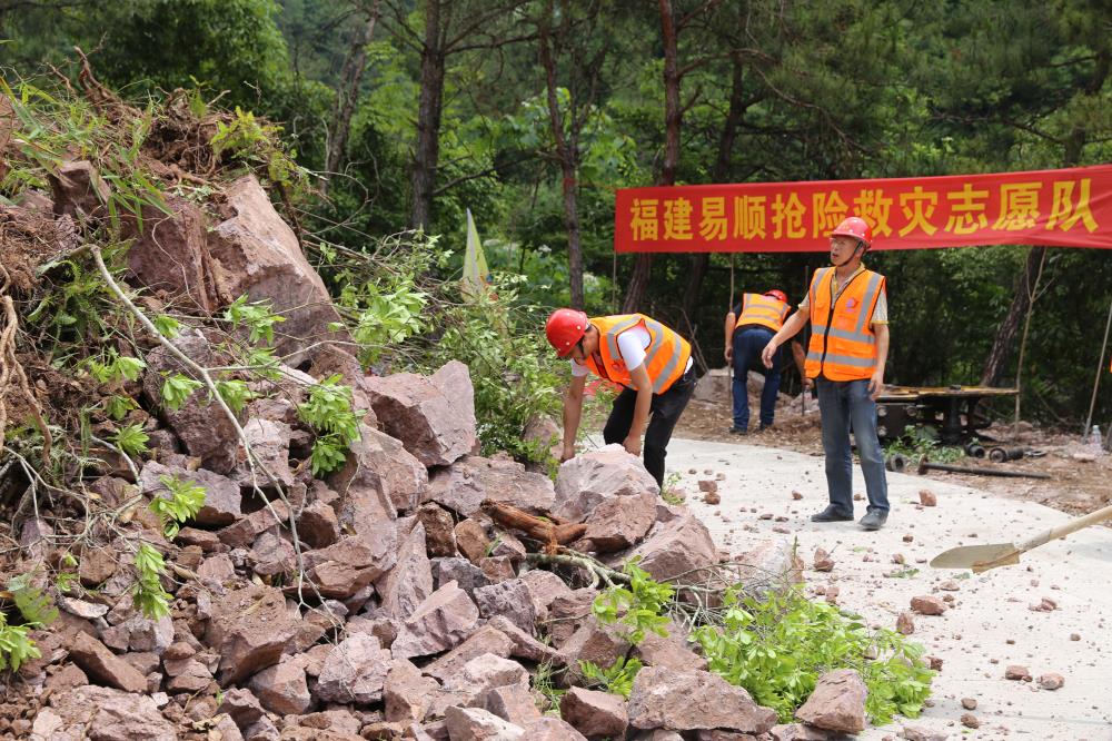 福建易順建筑工程有限公司前往錢園橋大隊(duì)塹上村搶險救災(zāi)