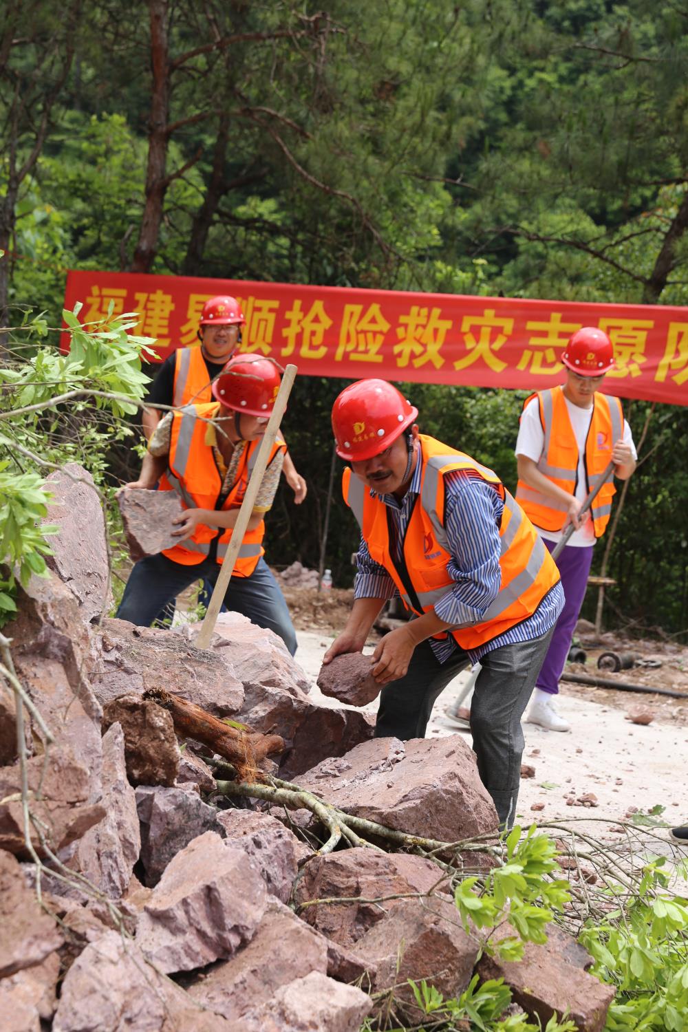 福建易順建筑工程有限公司前往錢園橋大隊(duì)塹上村搶險救災(zāi)