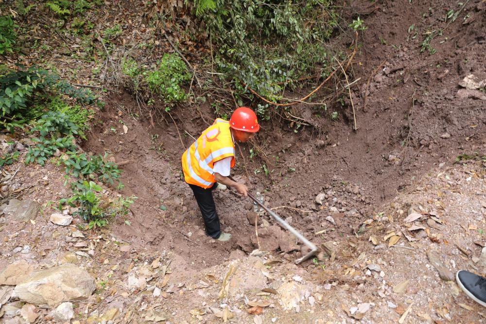 福建易順建筑工程有限公司前往錢園橋大隊(duì)塹上村搶險救災(zāi)