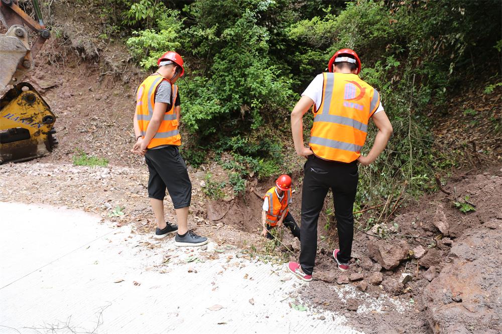 福建易順建筑工程有限公司前往錢園橋大隊(duì)塹上村搶險救災(zāi)