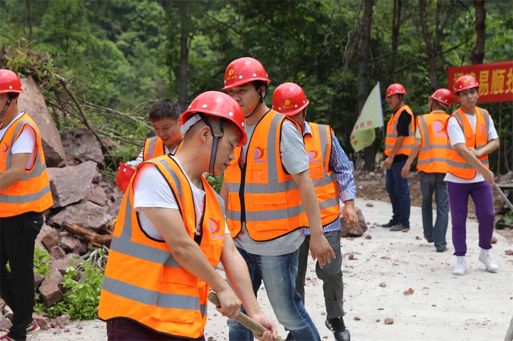 福建易順建筑工程有限公司前往錢園橋大隊(duì)塹上村搶險救災(zāi)