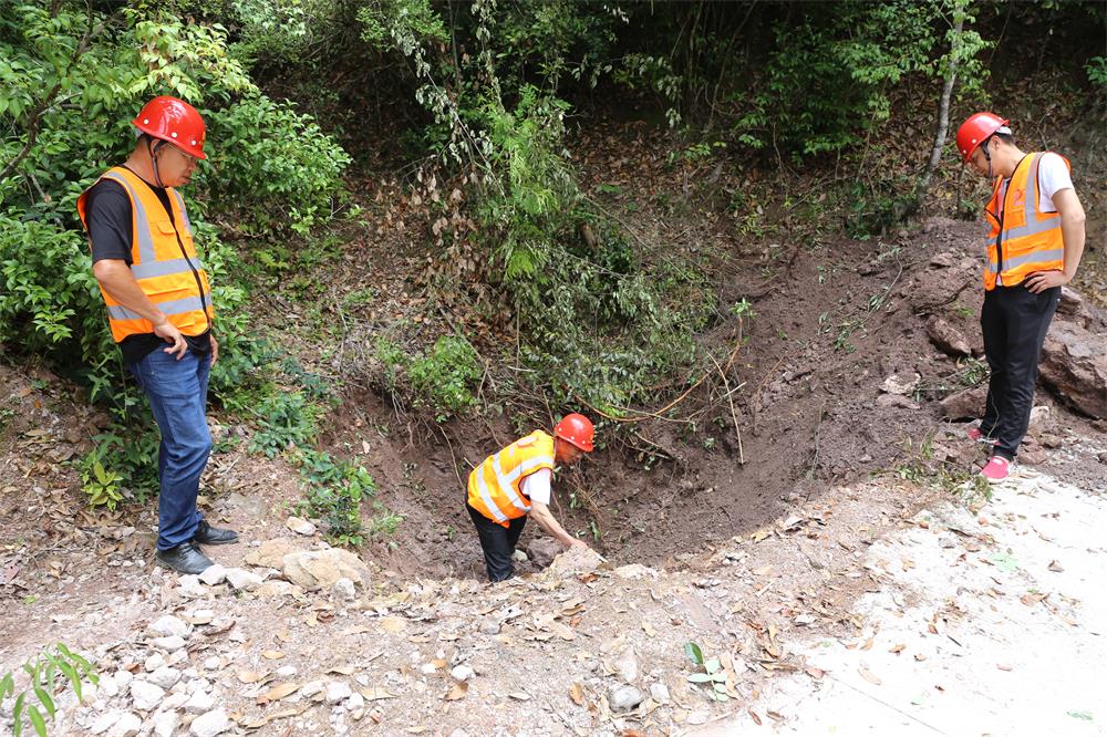 福建易順建筑工程有限公司前往錢園橋大隊(duì)塹上村搶險救災(zāi)