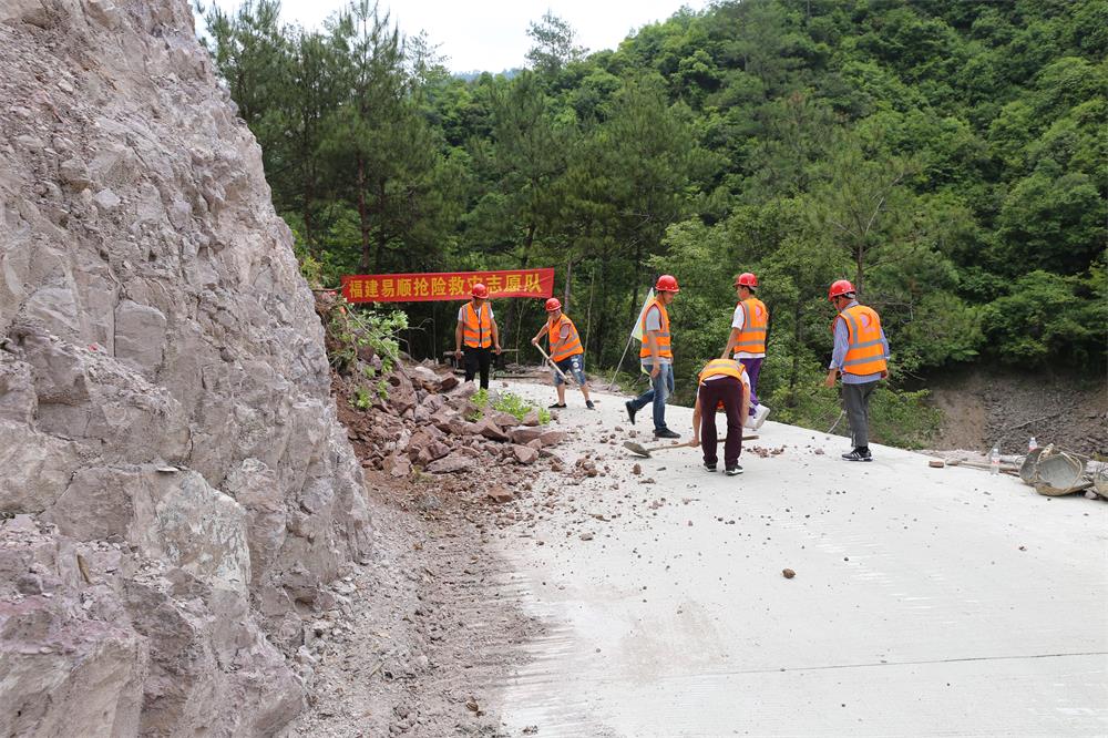 福建易順建筑工程有限公司前往錢園橋大隊(duì)塹上村搶險救災(zāi)