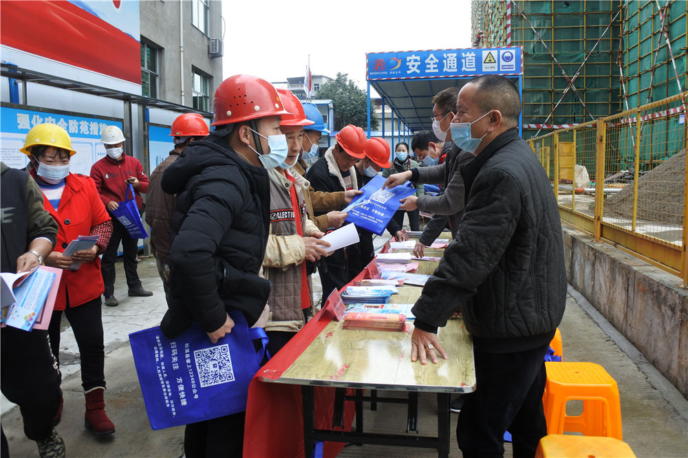 工農(nóng)路農(nóng)貿(mào)市場及安置房綜合體項目部攜手松溪縣總工會、司法局聯(lián)合開展農(nóng)民工公益法律服務行動