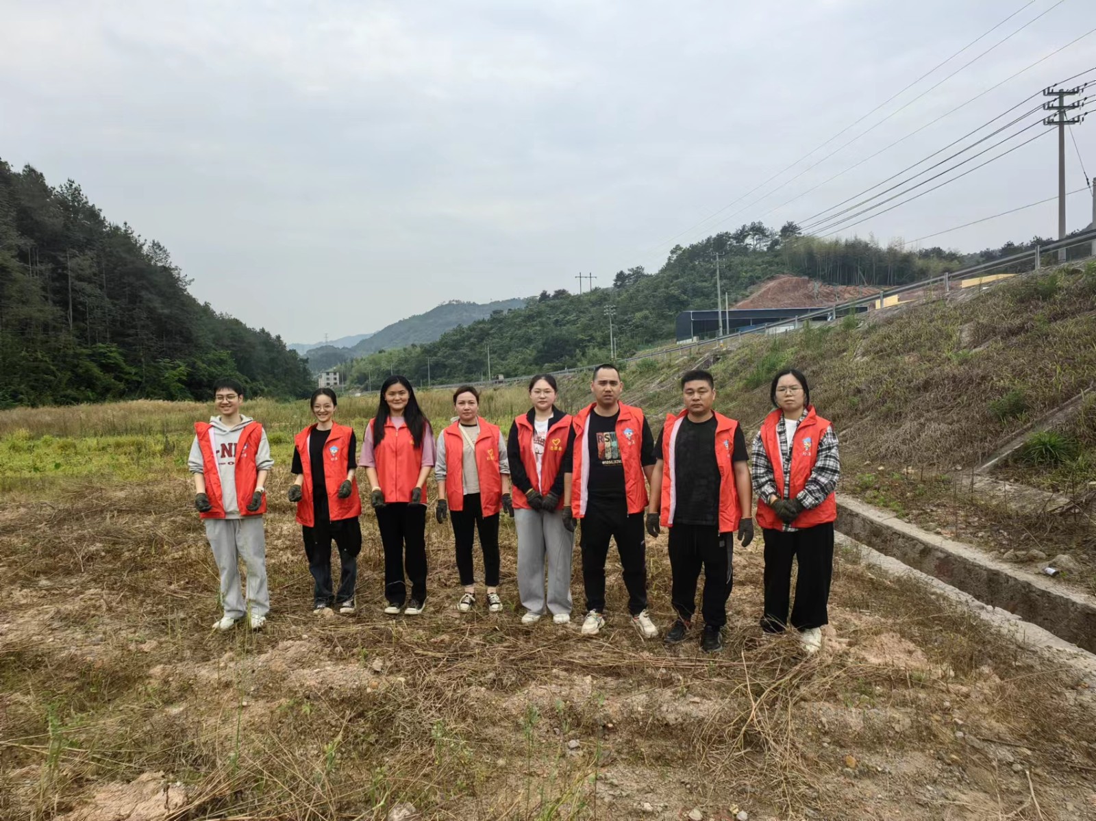 易順建工集團有限公司入黨積極分子參加南門村、錢園橋村撂荒地整治活動